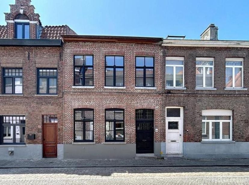 Subliem gelegen, energiezuinige woning nabij diverse voorzieningen. De woning omvat een inkomhal, een afzonderlijk toilet, een lichtrijke leefruimte m