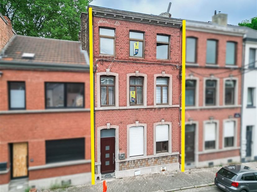 MAISON UNIFAMILIALE rénovée (270 M² BATIS), offrant de nombreuses possibilités d&#039;aménagement ! Située à proximité des commodités. Ce bâtiment de carac