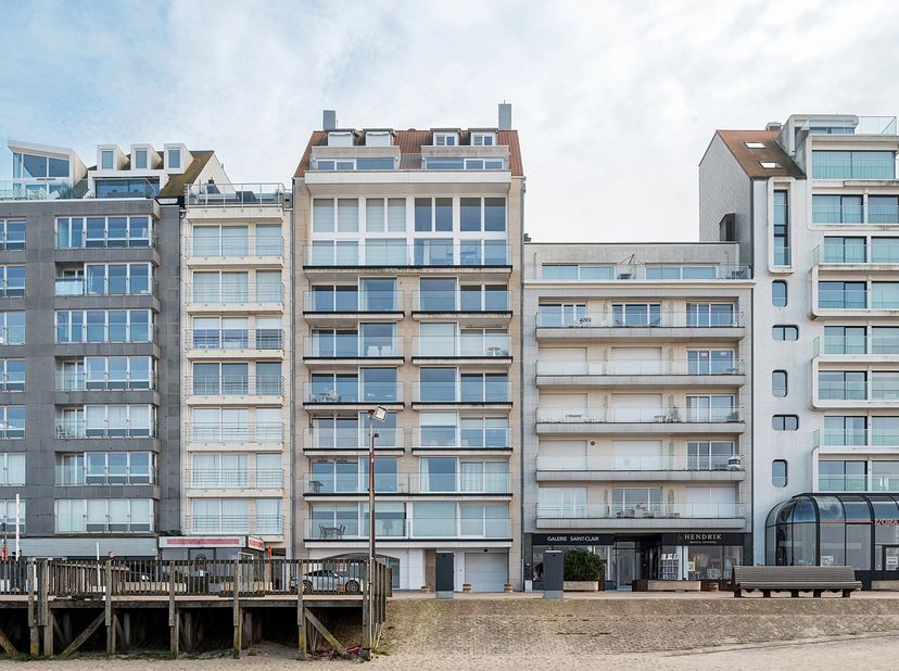 Dit sublieme appartement op de Zeedijk biedt een unieke combinatie van luxe en comfort. De moderne keuken is uitgerust met hoogwaardige Miele-apparatu