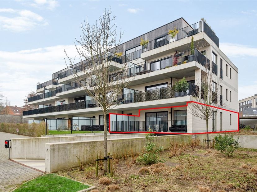 Dit appartement is gelegen in de Gelaagstraat te Steendorp, een rustige en aangename woonwijk met een vlotte verbinding naar nabijgelegen steden en he