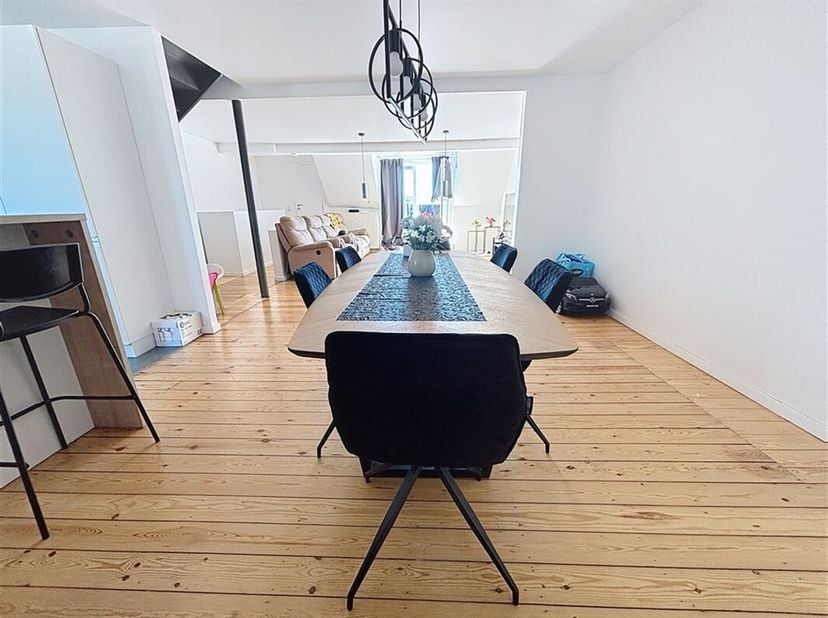 Forest, à proximité de toutes facilités (commerces, communications etc...) : Triplex totalement rénové en 2023, PAS DE CHARGES, excellent état.&lt;br /&gt;