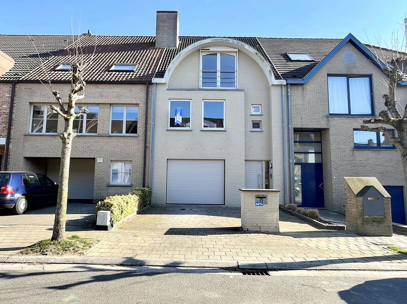 Goed onderhouden en ruime woning (bel-étage) met garage, tuin en terras te Knokke. Rustige woonwijk in hartje Knokke, op korte afstand van de Lippensl