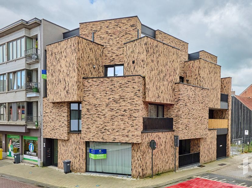 Modern, gelijkvloers appartement ( 78m² ) met 2 slaapkamers en een terras in het centrum van Geel.&lt;br /&gt;
INDELING:&lt;br /&gt;
Gelijkvloers: Inkomhal, woonk