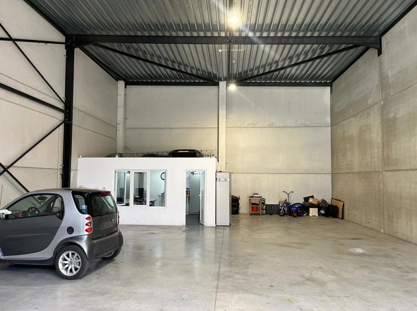 Op zoek naar een functionele en strategisch gelegen bedrijfsruimte? Deze polyvalente KMO-unit van 200 m² in het hart van Machelen biedt alles wat uw o