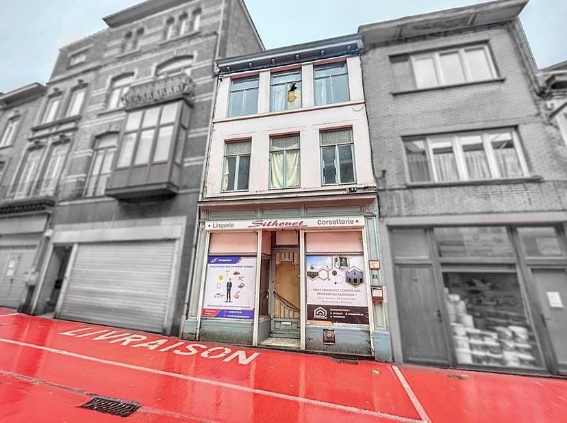 L’agence immobilière STRAZZERI’MMO vous présente cette spacieuse maison de commerce à rénover avec beau potentiel sur 4 niveaux (rez + 2 étage + combl