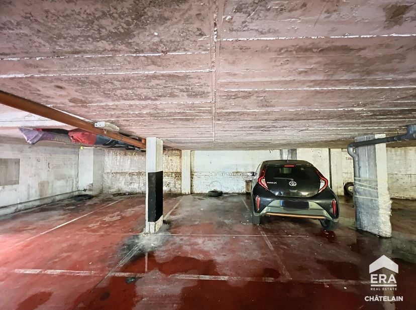 ERA Chatelain vous propose un emplacement de parking situé au 1er étage, à proximité immédiate de lAvenue Louise, dans le quartier prisé dIxelles. Dis