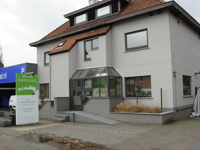 Dit kantoorgebouw is gelegen op de Kempische Steenweg 374 te Hasselt, vlakbij de voormalige Philips-site Hasselt-Kiewit, aan de verbindings as N74 (Ei