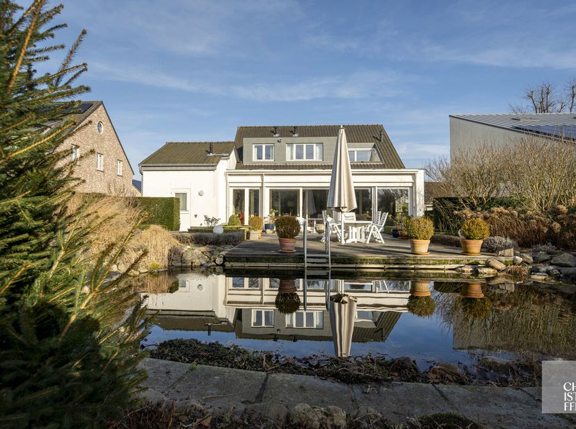 Deze villa (336m²) bevindt zich in een rustige buurt in Lanaken, op een perceel van 1.219m². Het huis biedt 3 slaapkamers, een badkamer, een tuinkamer