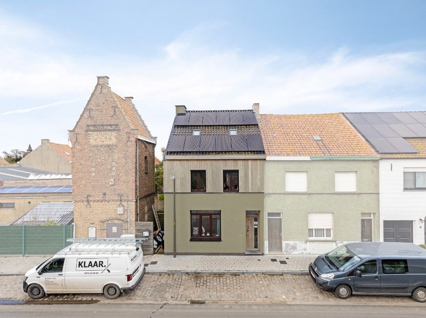 Deze woning is gelegen in het landelijke Houtem, een deelgemeente van Veurne. Binnen een straal van 5 km zijn er heel wat voorzieningen (bakker, super