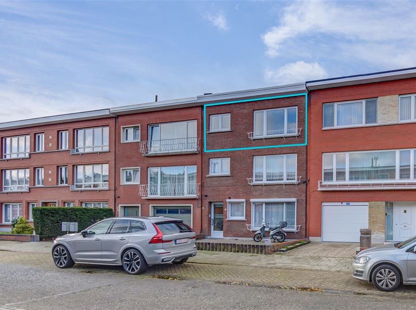 Dit appartement op de tweede verdieping is gelegen in hartje Deurne. Het bevindt zich op de bovenste verdieping, de EPC B score verwijst grotendeels n