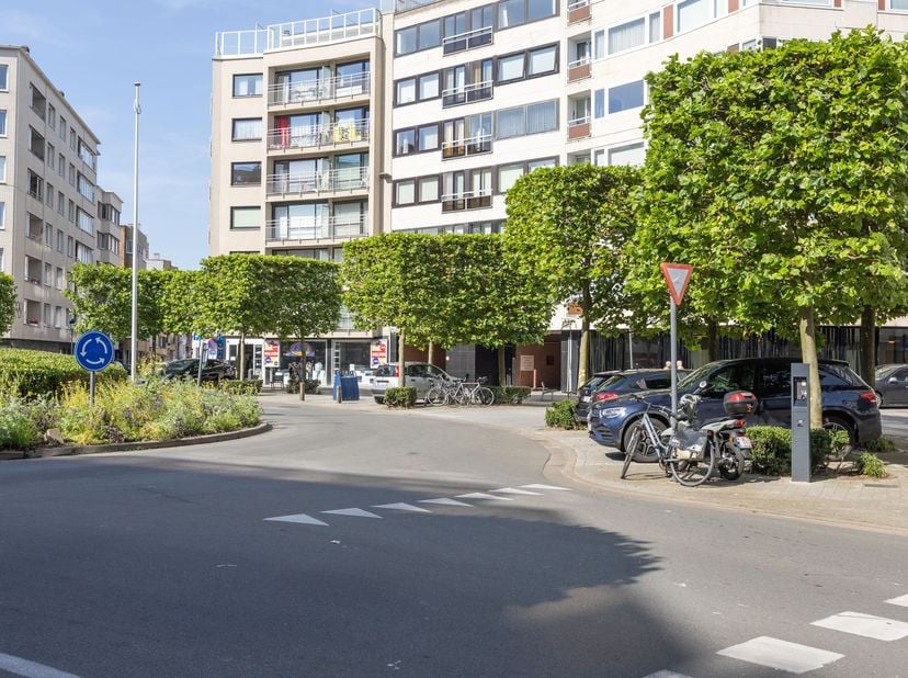 Centraal gelegen parking in het centrum van Oostende, vlakbij zeedijk, waardevast, zeg de parkeerproblemen vaarwel en investeer in uw comfort!&lt;br /&gt;
 