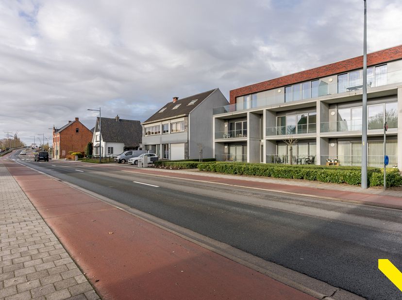 Zeer knap en lichtrijk appartement in uitstekende staat op een steenworp van winkels, scholen en de op- en afritten van de autosnelweg.&lt;br /&gt;
Het appa