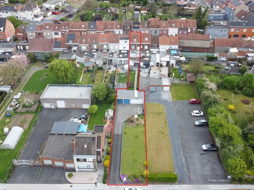 Maison 2 façades avec 3 garages (dont un double) et terrain à bâtir de 300 m² Idéal investisseur !&lt;br /&gt;
Située dans un emplacement de choix, à proxim