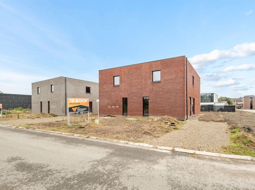 Moderne ruwbouw winddichte nieuwbouwwoning (BEN) op een zeer centrale doch uiterst rustige ligging te Peer.&lt;br /&gt;
Deze strakke moderne woning van 144m
