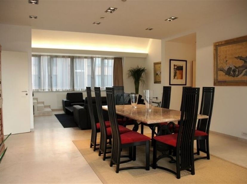 Idéalement situé au Quartier Européen, Magnifique et très spacieux appartement de standing avec un living de ±60m² et une terrasse plein sud de ±25m2.