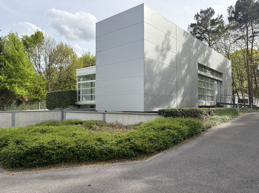 Unieke loft met praktijkmogelijkheden op de grens van Tremelo en Keerbergen. Dit pand combineert een royale bewoonbare oppervlakte van 630 m² met een