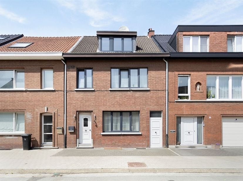 Ontdek deze prachtige, ruime eengezinswoning in het hart van Wommelgem! Deze woning biedt alles wat een modern gezin nodig heeft: comfort, stijl en ru