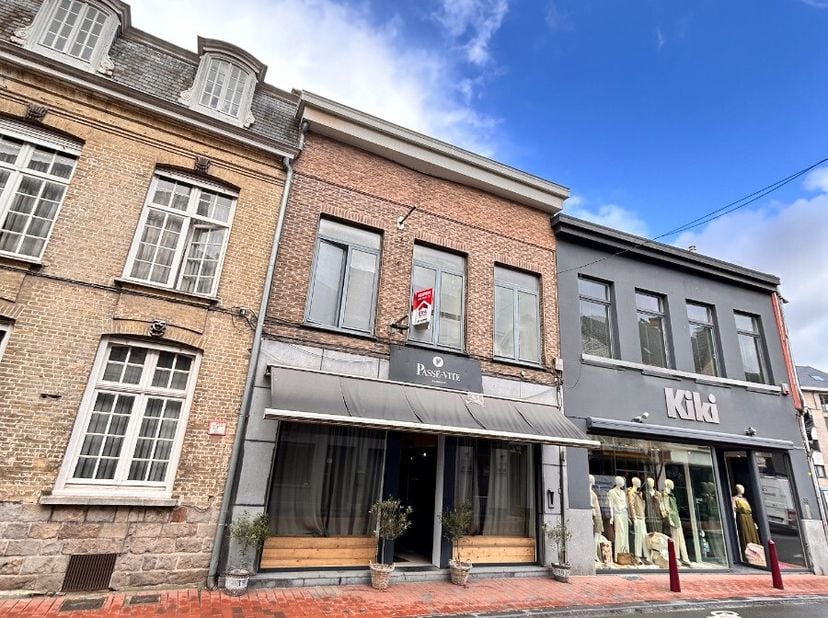 Poperinge : Immeuble commercial avec locaux d&#039;habitation situé au centre de Poperinge. La surface habitable comprend 3 chambres à coucher. Situé à 100