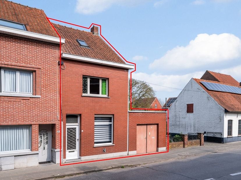 Deze interessante woning ligt vlakbij De Gavers, beschikt over een ruime garage én terras !