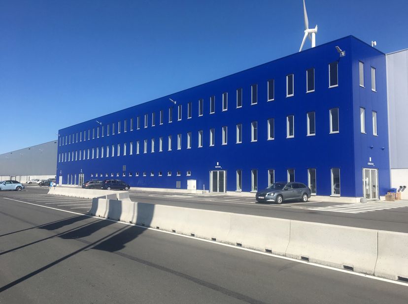Kantoorruimte op maat afgewerkt (2x 450m²) te huur te Kallo-Beveren.