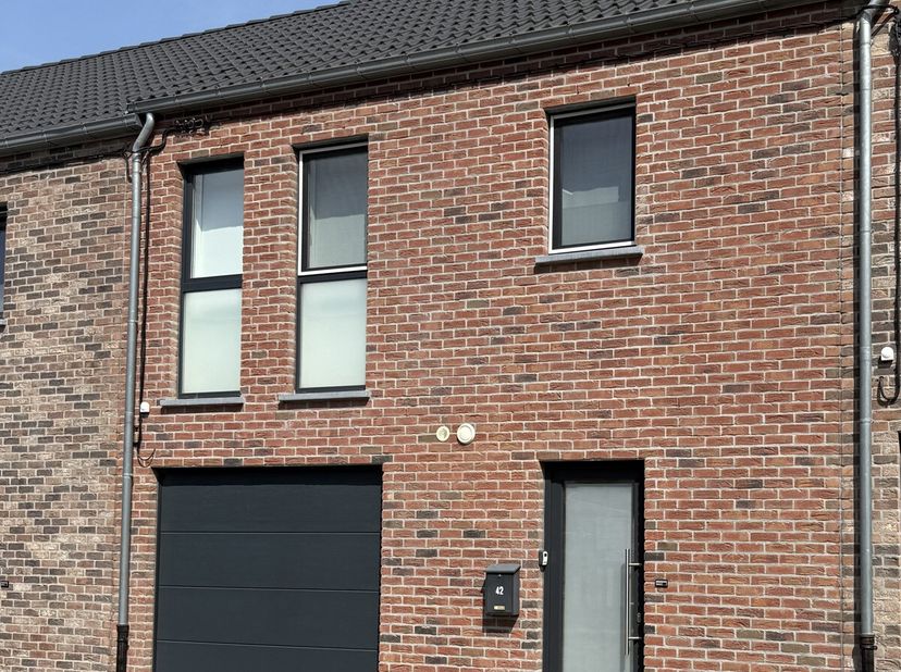 Havré. Dans un quartier calme, cette charmante maison 3 façades offre un cadre de vie idéal. Lumineuse et bien agencée, elle dispose dun agréable espa