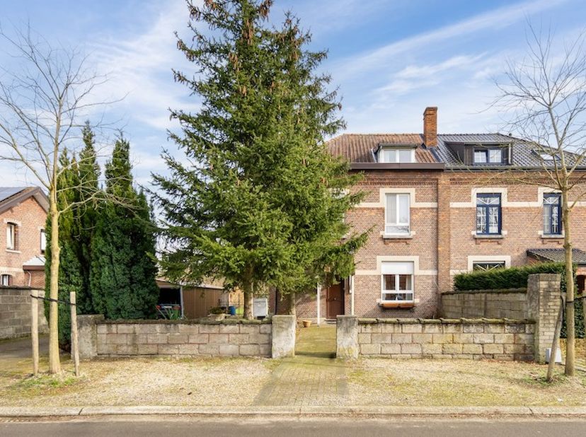 IN OPTIE - Rustig gelegen tussen de karaktervolle mijnwoningen in Beringen vinden we deze authentieke, halfopen bebouwing terug.  Deze ruime woning me