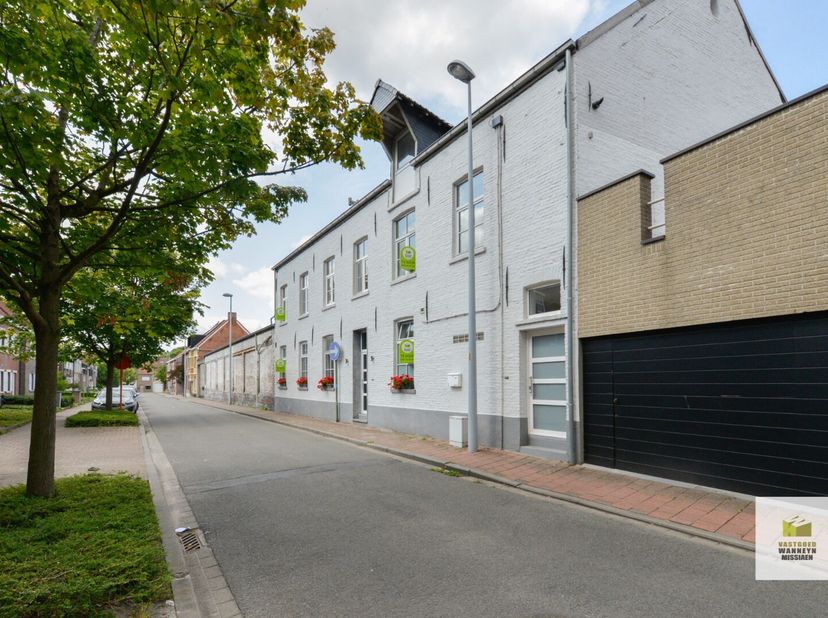 In een rustige zijstraat van de Noordstraat te centrum Roeselare vinden we interessant handelspand terug. Hier werd een gezellig en authentiek restaur