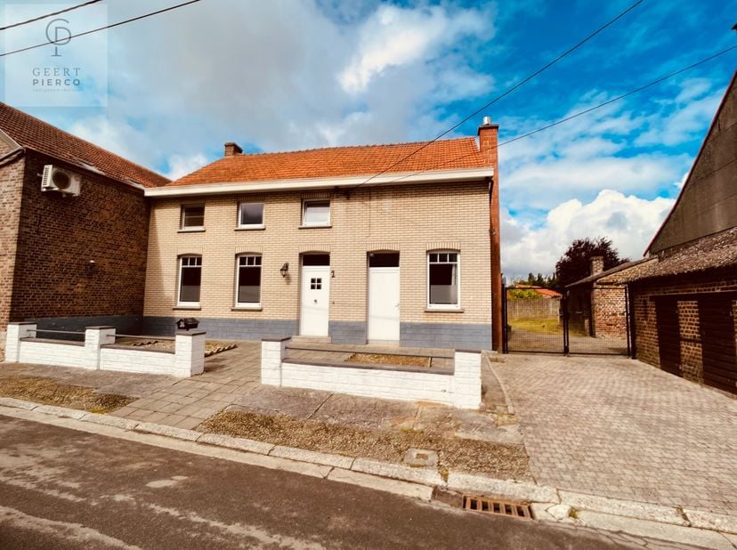 Deze charmante woning te Laar met een aangename ruime tuin heeft veel potentieel.&lt;br /&gt;
&lt;br /&gt;
De woning ligt in een zéér rustige straat, die uitgeeft