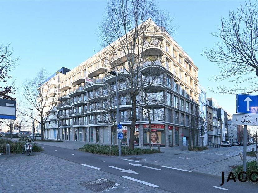 JACQ. L&#039;immobilier vous présente ce bel appartement sur l&#039;Eilandje. Vous entrez par le hall avec des toilettes séparées et une salle de stockage. Plus