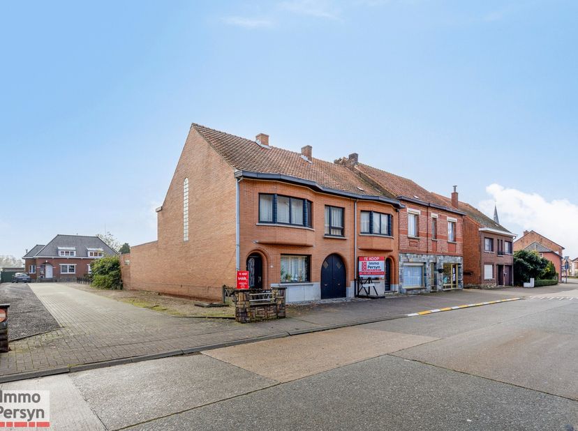 Op de Houwaartstraat bevinden zich deze 2 gekoppelde woningen (huisnummer 308+310). De woning aan de linkerzijde (308) geeft een rustiek gevoel eenmaa