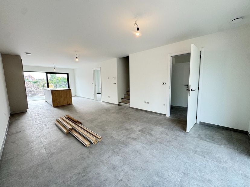 Deze prachtige nieuwbouwwoning van 132m² biedt alle comfort van vandaag in een stijlvolle en energiezuinige uitvoering. De ideale gezinswoning met een