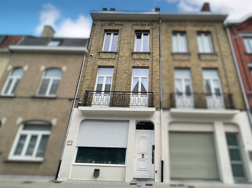 Op zoek naar een charmant en instapklaar appartement? Dit lichtrijke duplex-appartement bevindt zich op de tweede verdieping van een kleinschalig gebo