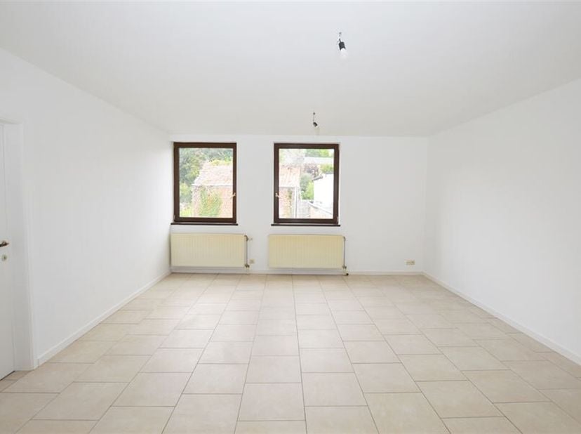 LLimmobilière L.A. de Gembloux vous propose ce charmant appartement 1 chambre, entièrement rénové, idéalement situé en plein centre-ville. Niché au 1e