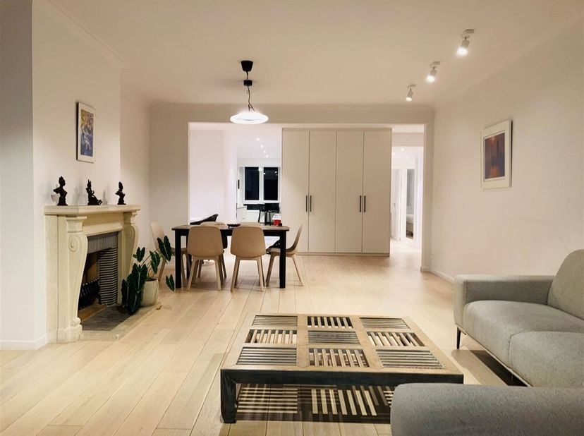En plein coeur du quartier européen, spacieux et lumineux appartement meublé, et avec goût. Hall d&#039;entrée avec placards, vaste séjour (living et salle