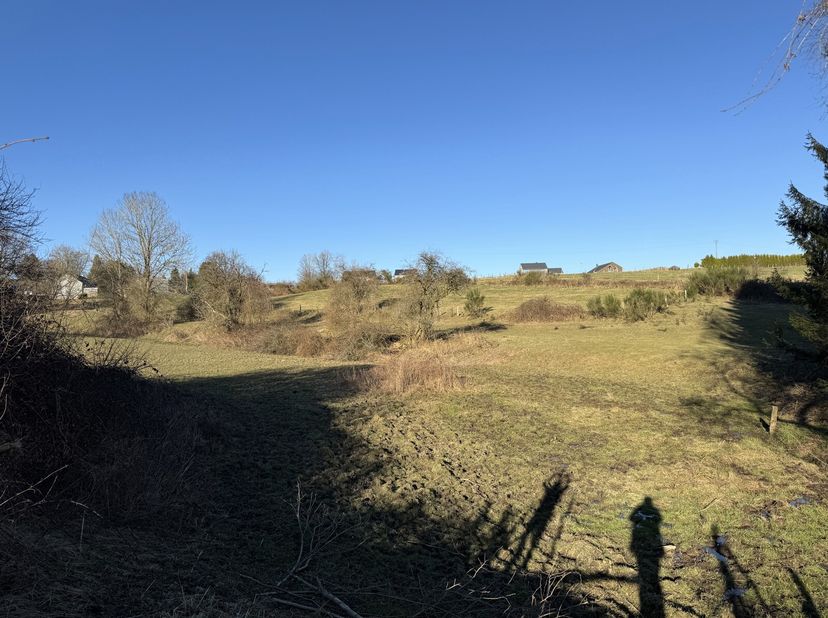 A Monceau-en-Ardenne, ce terrain bénéficie d&#039;une belle vue sur les champs, ainsi que d&#039;un accès à une petite rivière. D&#039;une superficie de plus de 50 a