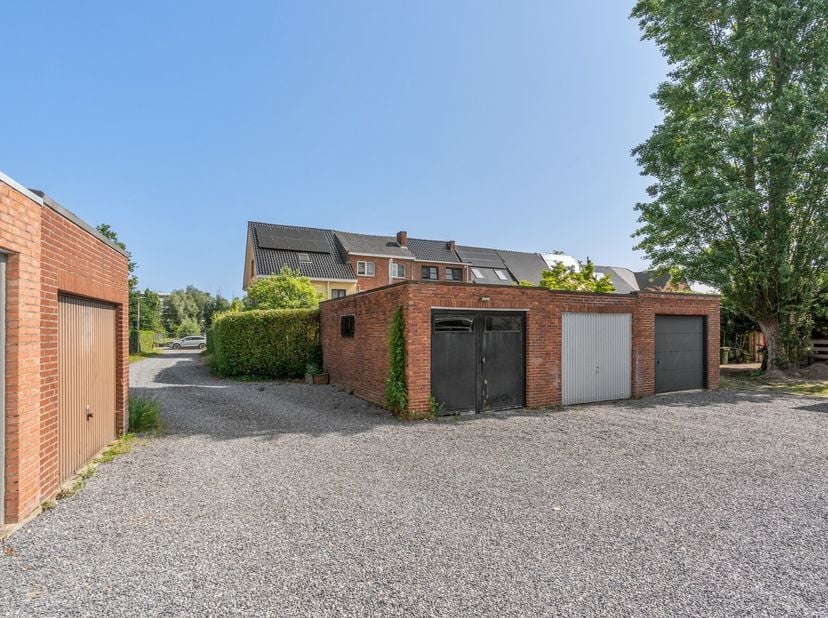 Welkom in deze goed onderhouden woning. De woning is gelegen op een rustige straat en heeft 5 slaapkamers.&lt;br /&gt;
&lt;br /&gt;
Bij binnenkomst komen we eerst