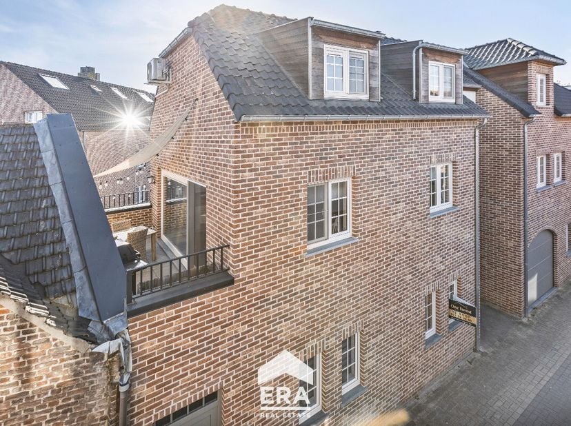 In het hart van Bree, aan de Conenstraat, ontdek je dit charmante duplex appartement met een perfecte mix van moderne en landelijke afwerking. Dankzij