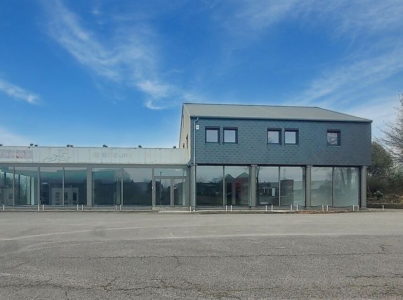 W Immobilière vous propose en location, une surface commerciale de plus de 600 m² entièrement rénovée. Situation idéale sur l&#039;axe principal  Arlon - W