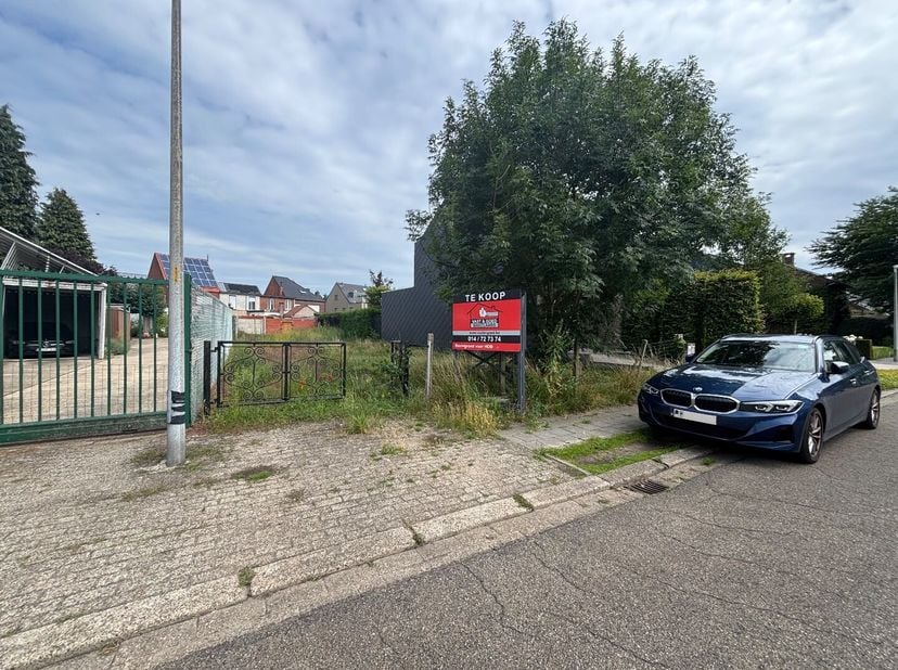 Terrain à vendre
                    à 2400 Mol