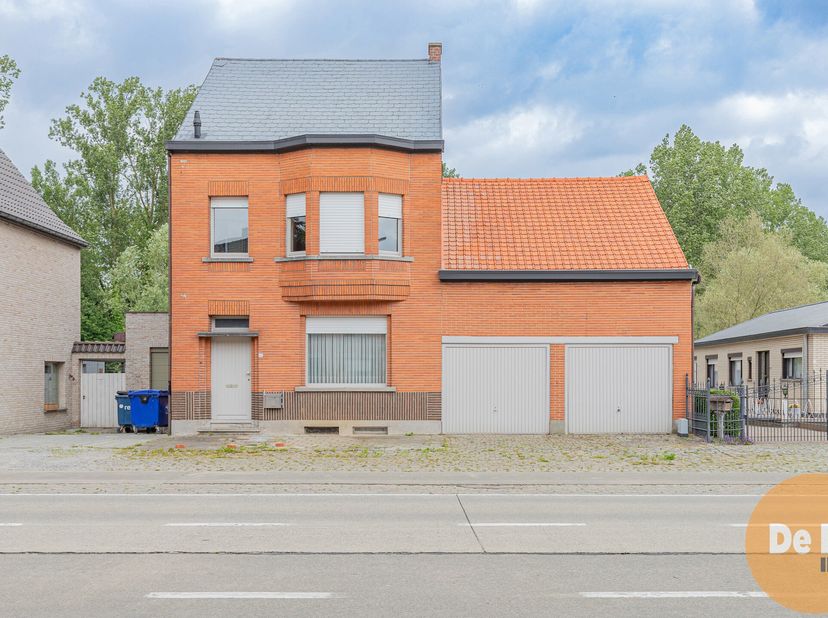 ERONDEGEM - Halfopen bebouwing centraal gelegen langs de verbindingsweg Gent - Aalst en met vlotte bereikbaarheid naar op- en afritten van E40, openba
