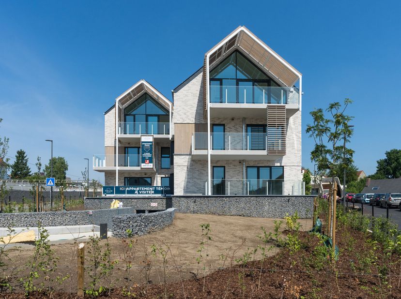 RIXENSART - Tussen het Kasteel van Rixensart en de winkels van de Rue de Merode, in de onmiddellijke nabijheid van het station,ruim APPARTEMENT (2slpk