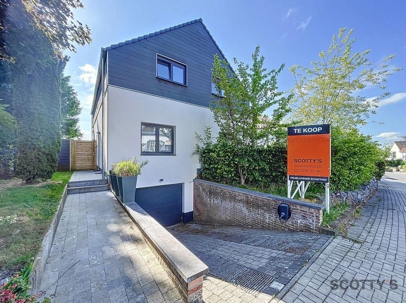 Scotty&#039;s aimerait vous présenter cette jolie maison dans une rue très calme à 7 minutes à pied de la gare de Rhode. Construite en 1960, elle a été ent