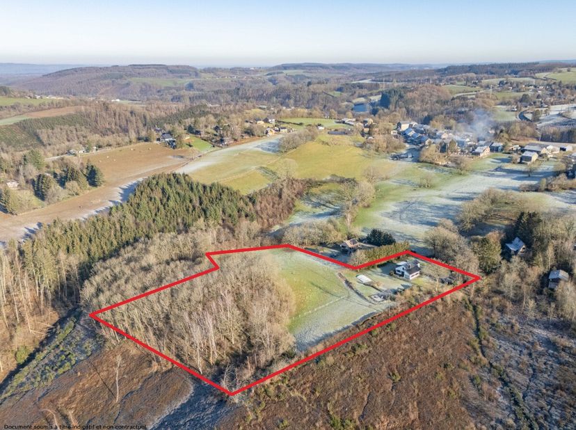 Lagence ERA B LUX a le plaisir de vous présenter cette belle maison implantée sur une vaste parcelle de près dun hectare et demi.Nichée dans un quarti