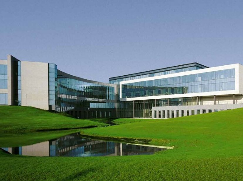 Magnifique immeuble de bureaux est situé dans un parc paysager privé entouré de grands espaces verts et de jeux d&#039;eau. Les ailes de bureaux sont relié