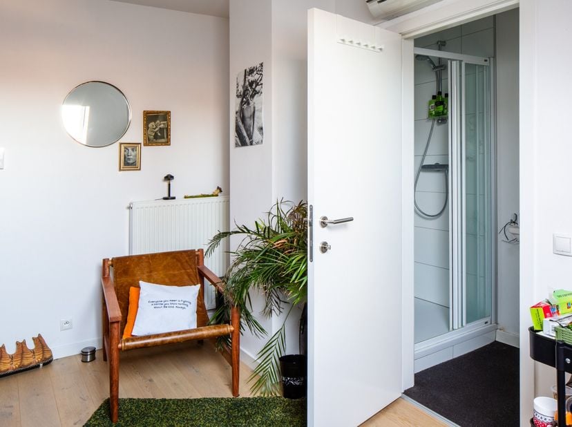 Dit pand werd een aantal jaren geleden aan een totaalrenovatie onderworpen, en is onderverdeeld in 13 moderne studentenkamers en een handelsgelijkvloe