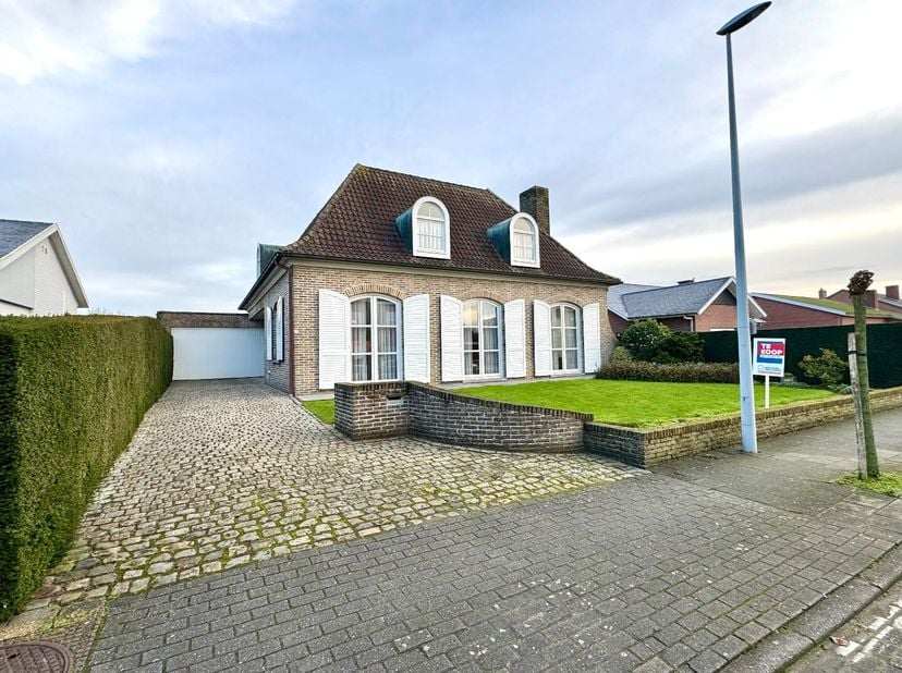 Deze ruime villa is energiezuinig met een EPC van 197 (B-label) door de aanwezigheid van zonnepanelen, spouwmuurisolatie, dakisolatie en een condensat