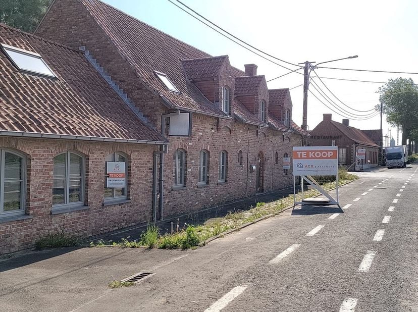 Deze prachtige woning in Zwevegem is een unieke kans voor wie op zoek is naar een ruime en landelijke woning met veel mogelijkheden. Deze open bebouwi