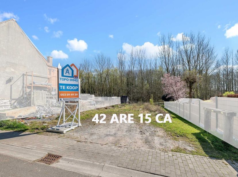 Voor meer info of een bezoek, bel 054 69 39 37 - Op een rustige en landelijke locatie in Smeerebbe (Geraardsbergen) bevindt zich deze bouwgrond voor e