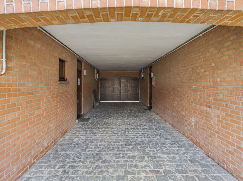 Op een toplocatie in een rustige, residentiële buurt van Roeselare vind je deze uitzonderlijk ruime open bebouwing of kangoeroewoning, gebouwd in 1976