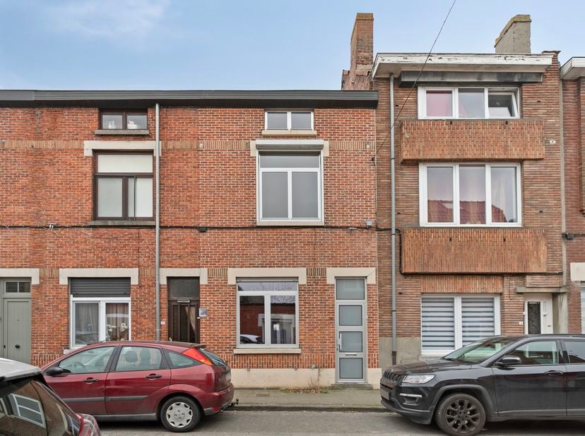 Gerenoveerde woning met 3 slaapkamers en tuin in Mariakerke&lt;br /&gt;
&lt;br /&gt;
Video woning: https://youtu.be/BMk20BSl5-A&lt;br /&gt;
&lt;br /&gt;
- Ligging&lt;br /&gt;
Deze